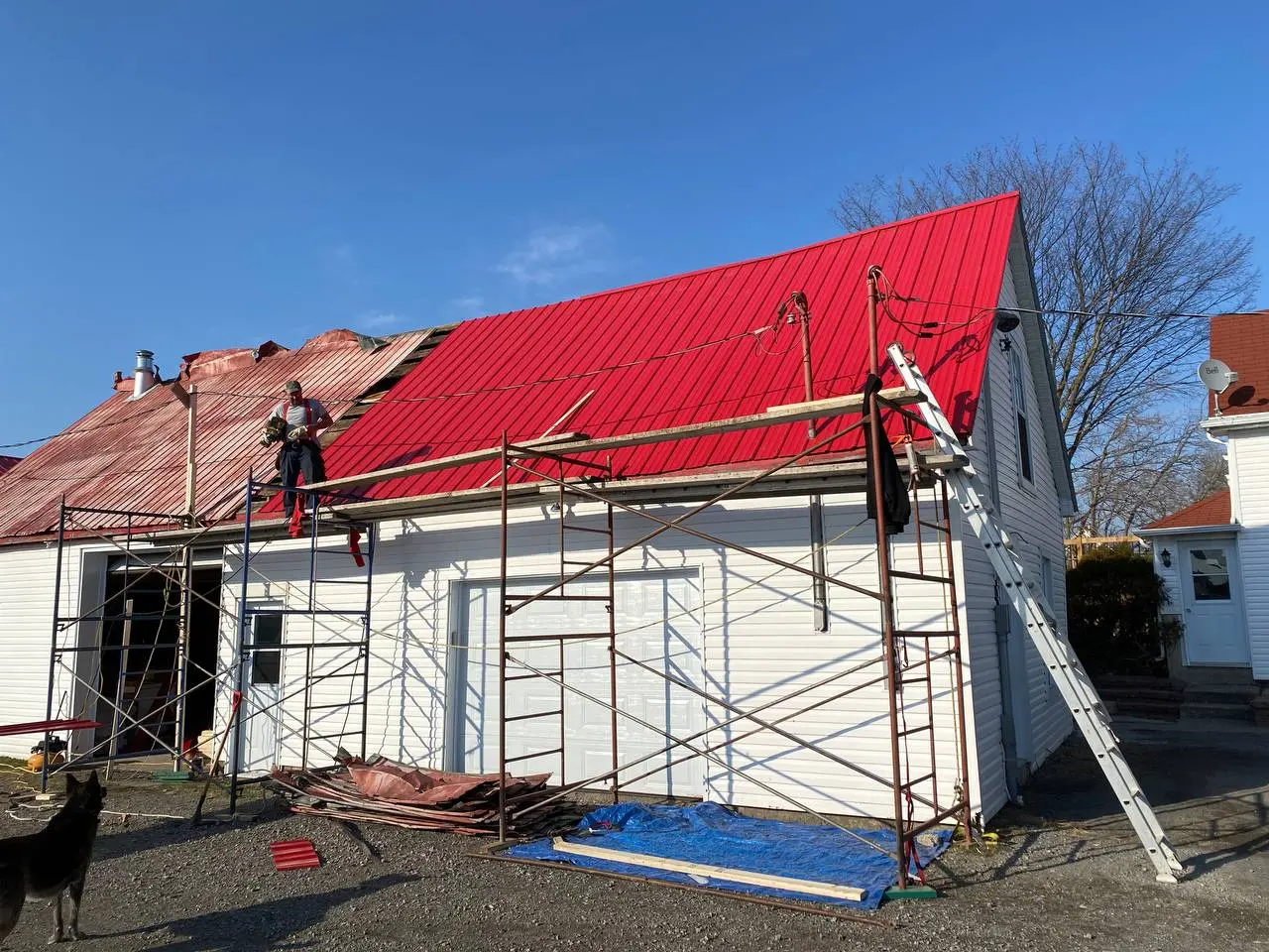 Installation d’une toiture métallique rouge