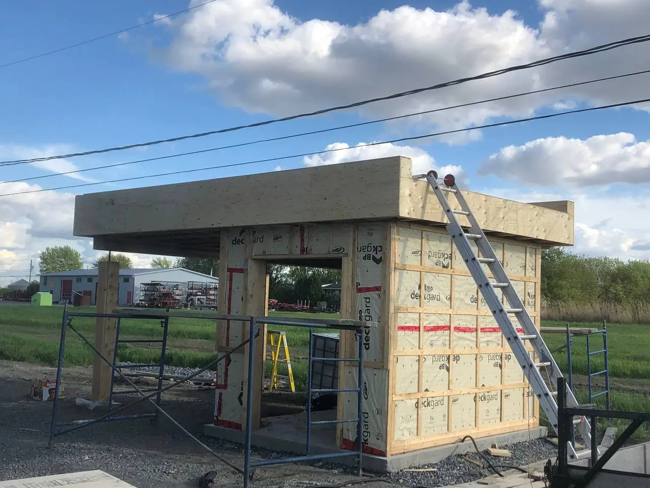 Bâtiment en préparation avant la finition extérieure